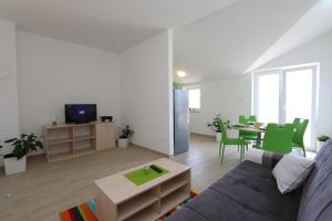 Apartments Sucic Iva i Tea في سولين: غرفة معيشة مع أريكة وطاولة