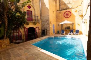 Swimming pool sa o malapit sa Prickly Pear Holiday Home No.2