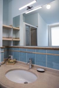 ein Bad mit einem Waschbecken und einem Spiegel in der Unterkunft B&B Borgo Marinaro in Porto San Giorgio
