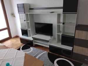 A television and/or entertainment centre at Апартамент Алекс