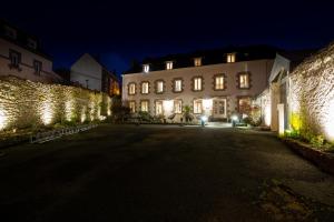 Una vista nocturna de un edificio con luces. en Ty Mad Hôtel en Groix