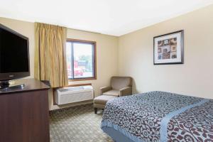 En eller flere senger på et rom på Days Inn & Suites by Wyndham Waterloo