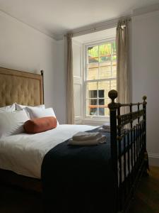 1 dormitorio con cama y ventana en Royal Bolthole, en Edimburgo