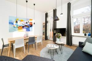 un soggiorno con divano e tavolo di BENSIMON apartments Mitte/Wedding a Berlino