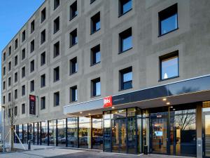 eine Fassade eines Gebäudes mit einem Laden in der Unterkunft ibis Landshut City in Landshut