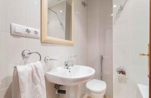 Koupelna v ubytování Hotel Reig + 24 fotografií