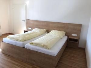 法倫茨豪森的住宿－Fischerhof，一张床上有两个枕头的房间