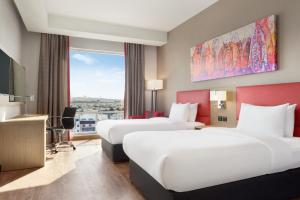 Postel nebo postele na pokoji v ubytování Ramada Encore by Wyndham Muscat Al-Ghubra