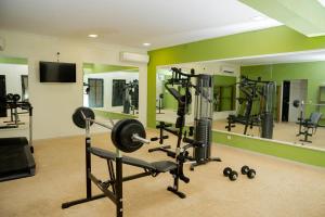 Fitness centrum a/nebo fitness zařízení v ubytování Hotel Hibiscus Louis