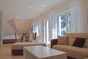 ein Wohnzimmer mit einem Sofa und einem Tisch in der Unterkunft Ferienwohnung Wiesenblick in Kerkwitz