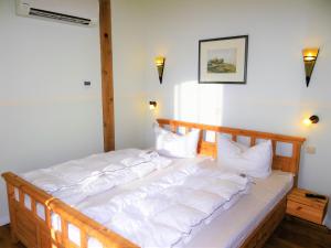 - une chambre avec un lit doté de draps et d'oreillers blancs dans l'établissement Speicher Residenz Barth E3 App 9, à Barth