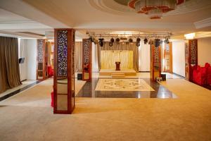 利伯维尔Hotel Hibiscus Louis的大楼内带舞台的大房间