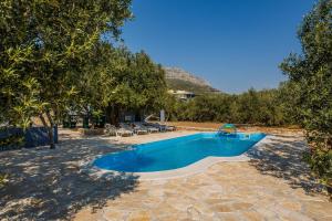 Bazén v ubytování Luxury private villa complex with pool and jacuzzi nebo v jeho okolí