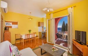 sala de estar con sofá y TV y cocina en Apartment Ploče Marina, en Dubrovnik