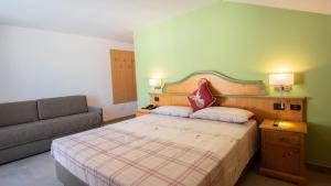 Postel nebo postele na pokoji v ubytování Hotel Bellevue