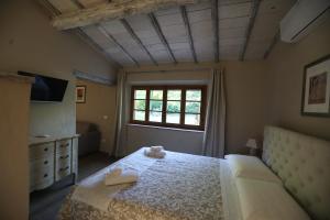 um quarto com uma cama com duas toalhas em Mulino in Chianti em Gaiole in Chianti
