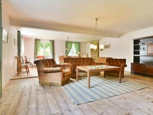 uma sala de estar com um sofá e uma mesa em 8 person holiday home in L NSBODA em Ubbaboda