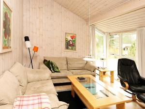 Hedensted - Nordjyllandにある8 person holiday home in lb kのリビングルーム(ソファ、テーブル付)