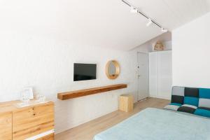 A television and/or entertainment centre at Friends Family Hotel
