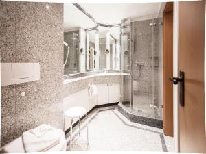 ein Badezimmer mit Dusche und Waschbecken in der Unterkunft Dünenpark Binz - Komfortplus Ferienwohnung mit 1 Schlafzimmer und Terrasse im Erdgeschoss 099 in Binz