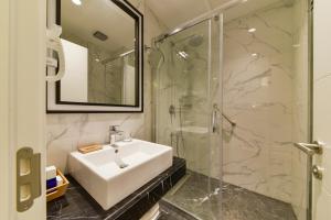 Phòng tắm tại Kare Hotel Sultanahmet +57 ảnh