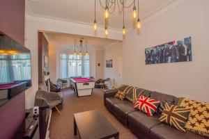 sala de estar con sofá y mesa en Lushlets - Riverside City Centre House with Hot tub and pool table - great for groups!, en Cardiff