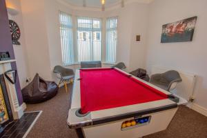 pokój ze stołem bilardowym w pokoju z krzesłami w obiekcie Lushlets - Riverside City Centre House with Hot tub and pool table - great for groups! w Cardiff