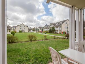 einen Blick von der Veranda eines Hauses mit einem Hof in der Unterkunft Dünenpark Binz - Komfort Ferienwohnung mit 1 Schlafzimmer und Terrasse im Erdgeschoss 115 in Binz + 3 Fotos
