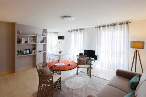 Ruang duduk di Cosy and large flat in the hypercentre of Avignon Provence - Welkeys