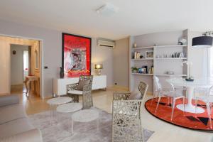 a living room with a table and chairs at Cosy and large flat in the hypercentre of Avignon Provence - Welkeys in Avignon