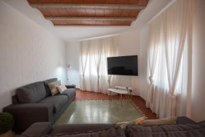 TV a/nebo společenská místnost v ubytování VILLA DEL RIU