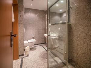 ein Badezimmer mit Dusche, Toilette und Waschbecken in der Unterkunft Dünenpark Binz - Komfort Ferienwohnung mit 1 Schlafzimmer und Terrasse im Erdgeschoss 118 in Binz