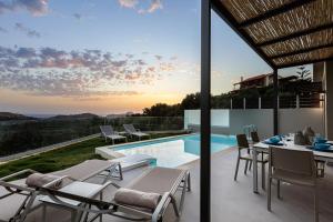 Bazén v ubytování Porti Villas Iraklis nebo v jeho okolí