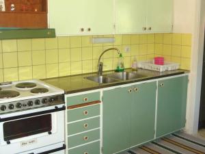 kuchnia ze zlewem i kuchenką w obiekcie 6 person holiday home in M RLUNDA w mieście Fågelfors