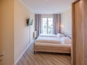Postel nebo postele na pokoji v ubytování Dünenpark Binz - Komfortplus Ferienwohnung mit 1 Schlafzimmer und Balkon im Dachgeschoss 173