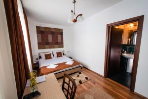 a small room with a bed and a table at Cabana Parang in Ranca