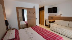 Postel nebo postele na pokoji v ubytování Hotel Bellevue