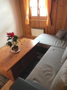 een kamer met twee bedden en een tafel met een bloem erop bij Chalet Le Biolley 2 in Orsières