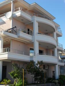 um grande edifício branco com varandas em Apartment Petrović em Ulcinj
