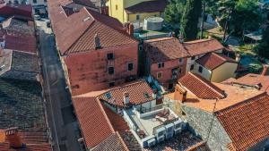 een uitzicht over de daken van een stad bij App Hedonist in Novigrad Istria