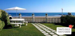 ネットゥーノにあるCasa Isaの海の景色を望むパティオ(テーブル、傘付)