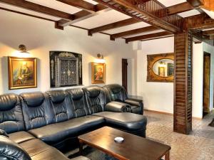 Photo de la galerie de l'établissement Pensiunea Apfelhaus, à Cisnădioara 220 autres photos