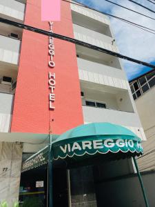 una señal en la parte delantera de un edificio en Viareggio Hotel - Niteroi en Niterói