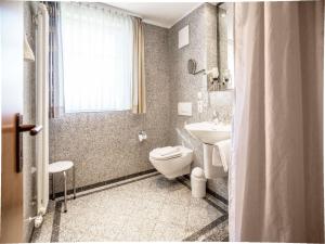 ein Badezimmer mit Toilette und Waschbecken in der Unterkunft Dünenpark Binz - Komfort Ferienwohnung mit 1 Schlafzimmer und Balkon im Dachgeschoss 236 in Binz