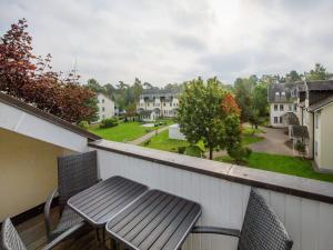 einen Balkon mit einem Tisch und Stühlen sowie Aussicht in der Unterkunft Dünenpark Binz - Komfort Ferienwohnung mit 1 Schlafzimmer und Balkon im Dachgeschoss 236 in Binz