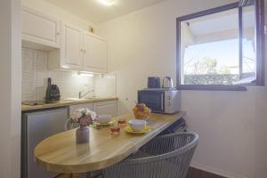 Η κουζίνα ή μικρή κουζίνα στο Studio Marinella - Welkeys +4 φωτογραφίες