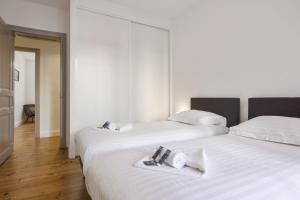 deux lits côte à côte dans une pièce dans l'établissement Appartement Sereno - Welkeys, à Biarritz