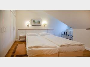 Ein Bett oder Betten in einem Zimmer der Unterkunft Dünenpark Binz - Komfortplus Ferienwohnung mit 1 Schlafzimmer und Balkon im Dachgeschoss 247