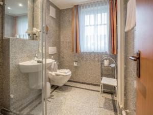 ein Badezimmer mit Toilette, Waschbecken und Dusche in der Unterkunft Dünenpark Binz - Komfort Ferienwohnung mit 1 Schlafzimmer und Balkon im Dachgeschoss 293 in Binz