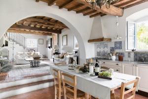 Restoran ili drugo mesto za obedovanje u objektu The Best of Tuscany Chianti Villa with Pool & Fireplace